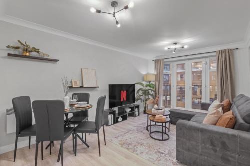 Modern 2 Bed Apartment, Secure Parking, Central