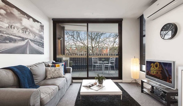 Modern 2 bed apartment in trendy Collingwood