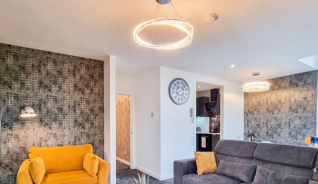 Modern 2-Bed Apartment with Canal View