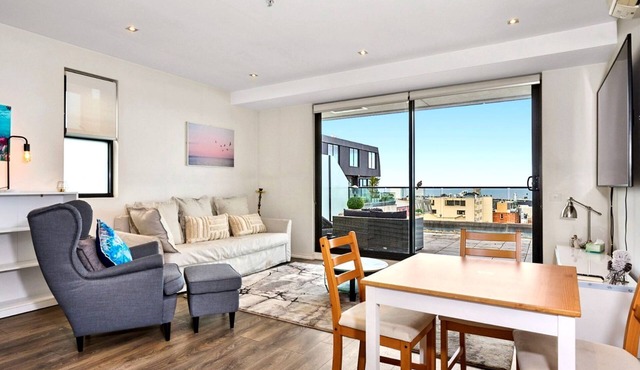 Modern 2-Bed Apartment with Ocean Views and Parking