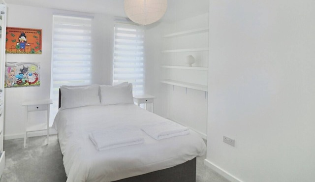 Modern 2-Bed Apartment in Longcross | Balcony & Parking