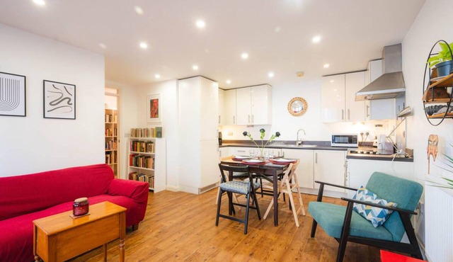 Modern 2-Bed Apartment with Private Balcony, Near Dalston Junction Station - Ideal Urban Retreat! - Pass the Keys