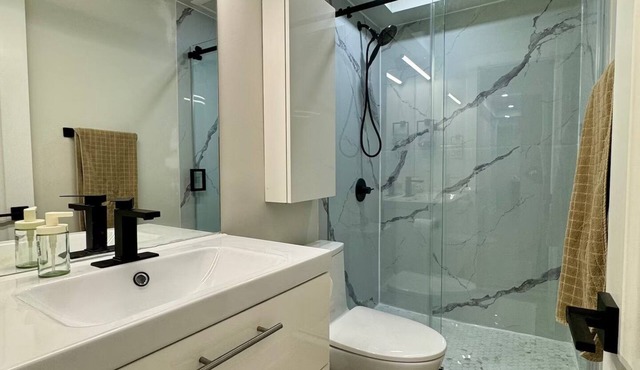 Modern 2 bed apartment - Beaches, Toronto