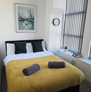 Modern 2 Bed Apartment, Desborough, Kettering, Sleeps 5, Free Parking, WIFI, Ideal for Contractors, Professionals, Families and Relocations