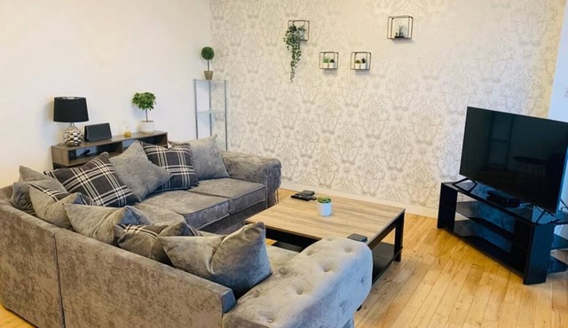 Modern 2 Bed Apartment, Close to Gla Airport & M8