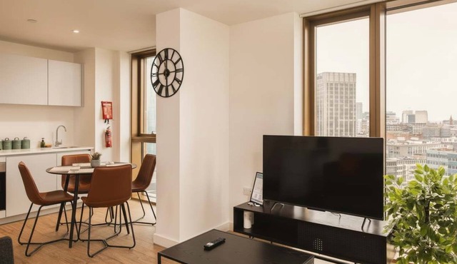 Modern 2 Bed Central Birmingham Flat w City Views