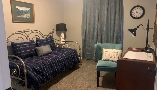 Modern 2 bed condo with office and King size bed !