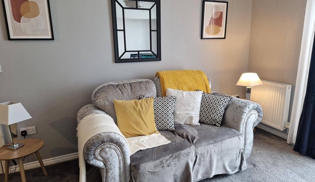 Modern 2-Bed Coventry Flat with Parking Near City Centre & Station