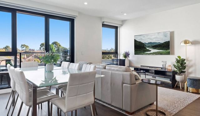 Modern 2-Bed Essendon Apartment With Views