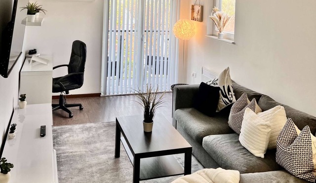 Modern 2 Bed Flat |10 Mins to NEC/BHX/HS2/Solihull