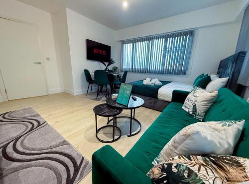 Modern 2 Bed Flat by Heathrow Airport, Free Parking