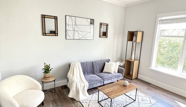 MODERN 2-bed Flat in Moseley: free wifi.