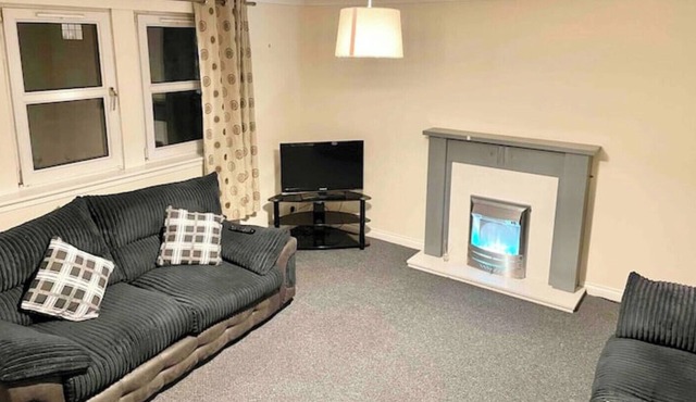 Modern 2 bed Flat, Private Parking & sec Entry