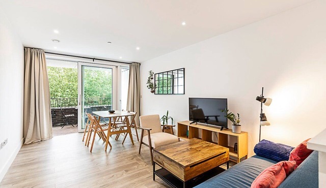 Modern 2-Bed Flat with Terraces in Leyton