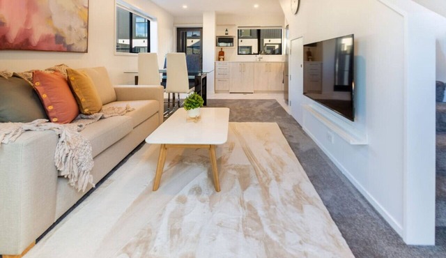 Modern 2 bed Hagley Park Riverside Market