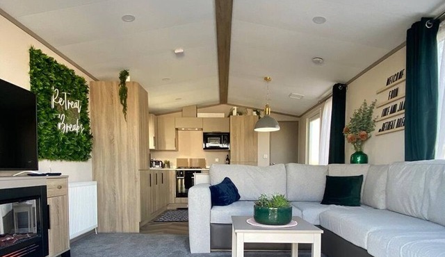 Modern 2 Bed Holiday Home with Hot Tub - 45 Park Lane