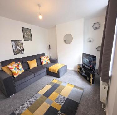 Modern 2-Bed Home With Free Parking Sleeps 5