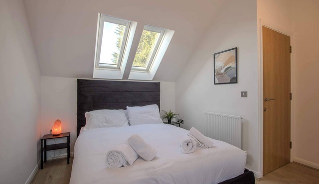 Modern 2-Bed House In Swinton - Private Parking