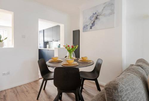 Modern 2 Bed House in Rainham, Kent - Central Location