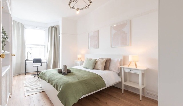 Modern 2-Bed House Near Seafront, Portsmouth