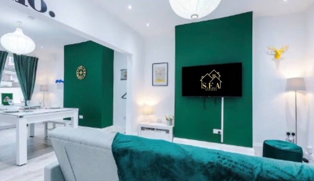 Modern 2 - Bed House Near Manchester City Centre - Sleeps 6