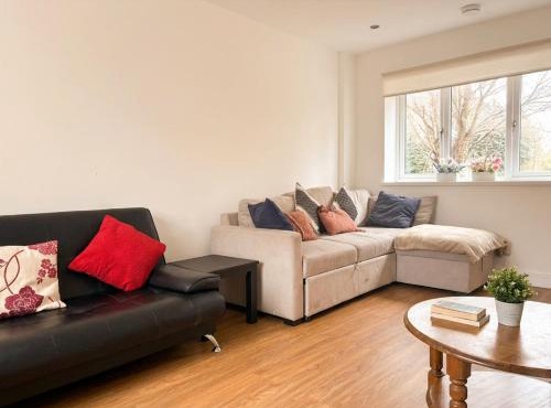 Modern 2 Bed house near Oxford City with EV Charge