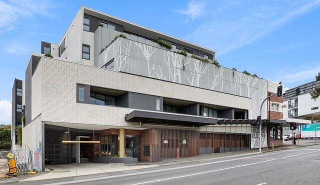 Modern 2-Bed Ivanhoe unit with Parking