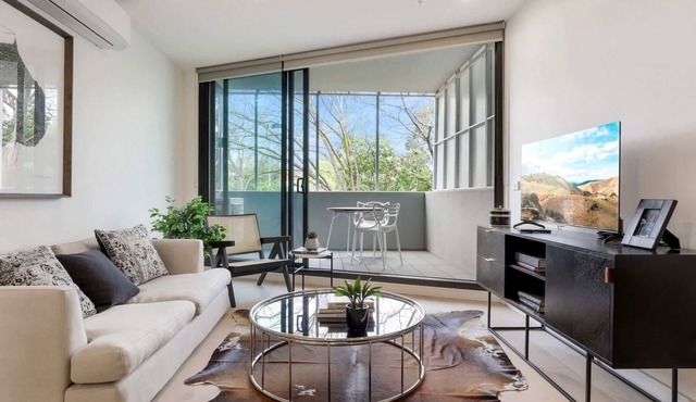 Modern 2-Bed Ivanhoe unit with Parking