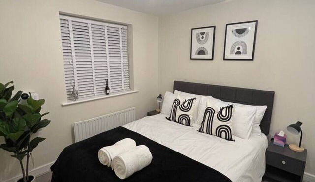 Modern 2 Bed near Heathrow - Work or Travel Ready