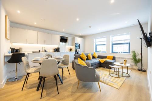 Modern 2 Bed near Wythenshawe Hospital and Manchester Airport With Parking