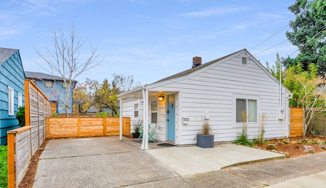 Modern 2 bed + office Home, Fenced Yard, Pet Friendly