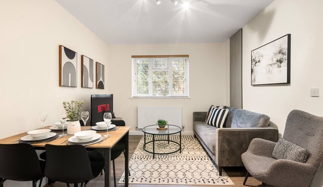 Modern 2 bed, sleeps 5, free parking