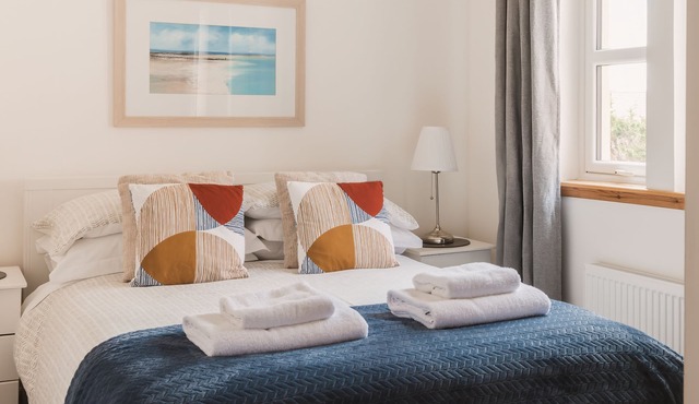 Modern 2-Bed Sleeps 4 - Pet Friendly & Parking