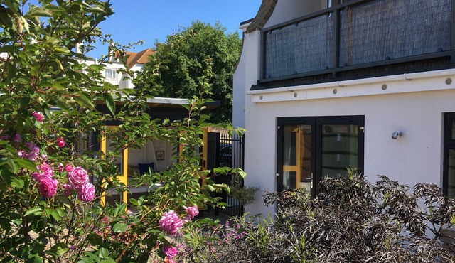 Modern 2 Bed (sleeps up to 4) house, 50 metres from sea front