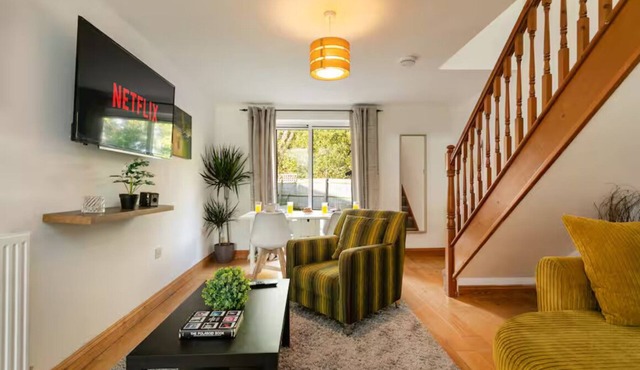 Modern 2-Bed Stay with Garden & Parking - Pass the Keys