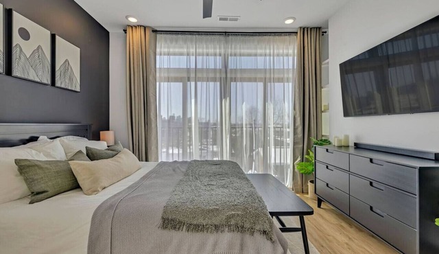 Modern 2-bed Townhome, Roof Deck City View!