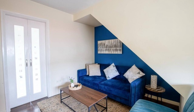 Modern 2-Bed w/Garden, Fast WiFi & Parking | Ideal for Contractors & Families