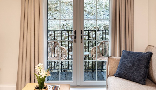 Modern 2 bedroom 1st floor apartment in the pretty village of Stoney Middleton.