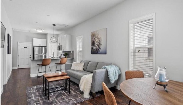 Modern 2 Bedrm House w Free Parking Near Downtown