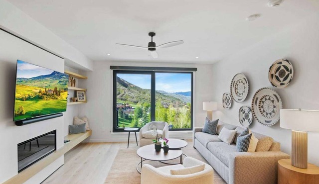 Modern 2 Bedroom Ski In&Out Condo 04