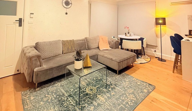 Modern 2 bedroom Home near Melbourne Airport, DFO, Tullamarine FWY & Calder FWY