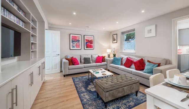Modern 2-bedroom, 2-bathroom apartment in Earl’s Court/Chelsea, just 8 minutes’ walk to the tube. Close to Westfield, Holland Park, Royal Albert Hall, and local cafés — ideal for families, friends, or couples exploring London.
