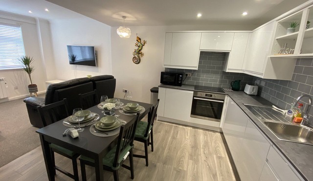 Modern 2 bedroom apartment with car parking