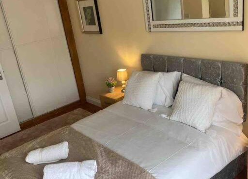 Modern 2 bedroom house with WIFI