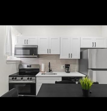 Modern 2 bedroom 1 bath unit 2 Near Airport, Xfinity Arena and Eagles Stadium