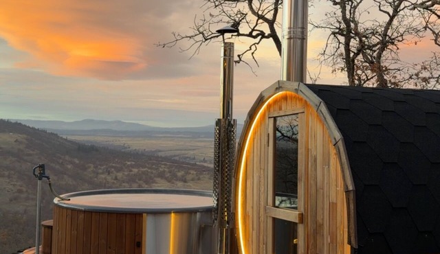 Modern 2-bedroom 100% off-grid cabin in delightful Goldendale with AC.