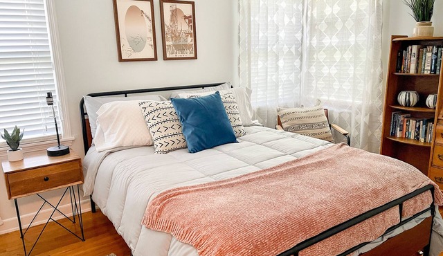 Modern 2-bedroom 1930's Bungalow Close to Downtown