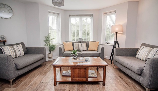 Modern 2 Bedroom 2 Bathroom Scenic Views Apartment