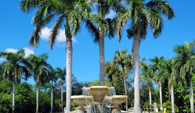 Modern 2 bedroom/2 bath condo with pool, and free golf in delightful Estero.