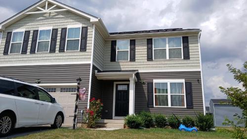Modern 2-Bedroom 2-Bed Apartment with Private Access Door near I-81